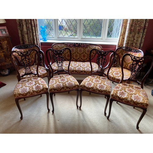 132 - An Edwardian mahogany 7 piece drawing room suite to include 2 seater sofa, 2 armchairs, 3 side chair... 