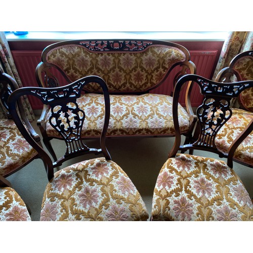 132 - An Edwardian mahogany 7 piece drawing room suite to include 2 seater sofa, 2 armchairs, 3 side chair... 