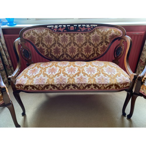 132 - An Edwardian mahogany 7 piece drawing room suite to include 2 seater sofa, 2 armchairs, 3 side chair... 