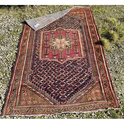 1219 - A good quality Iranian rug. 210 x 130cm.