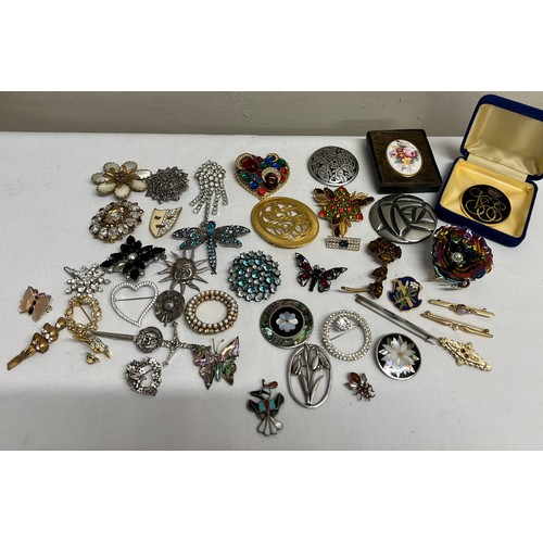 479 - A quantity of Brooches to include Royal Worcester, .925 silver etc.