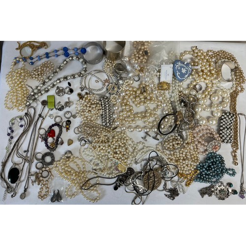 481 - A quantity of costume jewellery to include .925 silver, faux pearls, bangles etc.