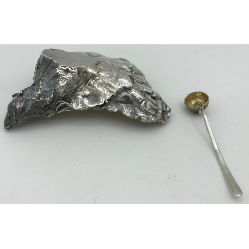 752 - A silver oyster shaped salt, London 1998 maker indistinct together with a silver salt spoon maker GL... 