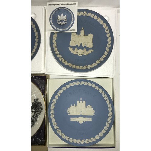 277 - Wedgwood Christmas plates to include 1975, 1976, 1977, 1978 and 1980 together with a Royal Grafton T... 