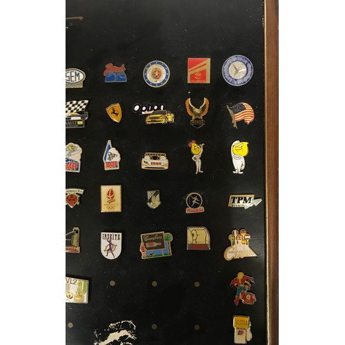 455 - An assortment of pin badges predominantly French to include: Mcdonald's Sydney, Paris, Roma, Quebec ... 