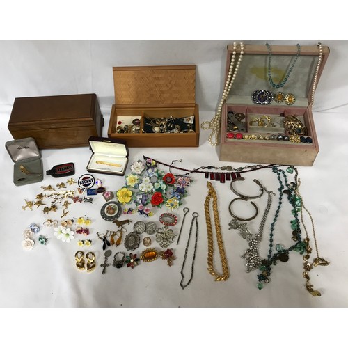 476 - A collection of costume jewellery to include majority pins, earrings, necklaces and brooches.