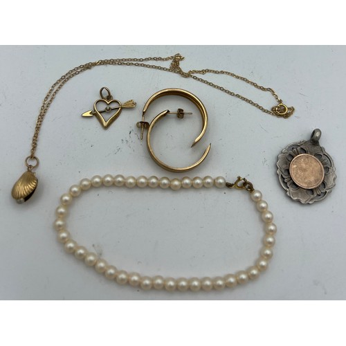 606 - 9ct gold hoop earrings along with a 9ct pendant, silver medal, unmarked heart plus pearl bracelet wi... 