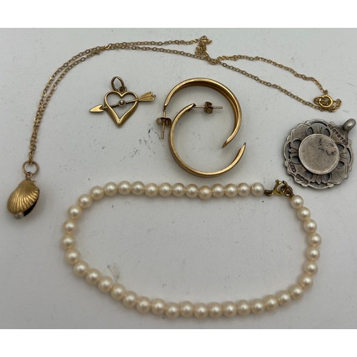 606 - 9ct gold hoop earrings along with a 9ct pendant, silver medal, unmarked heart plus pearl bracelet wi... 