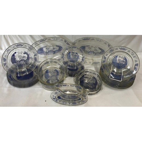 397 - A Pyrex tableware set decorated in Willow Pattern to include 6x large plates 23cm, 6x small plates 1... 