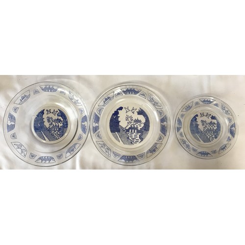 397 - A Pyrex tableware set decorated in Willow Pattern to include 6x large plates 23cm, 6x small plates 1... 