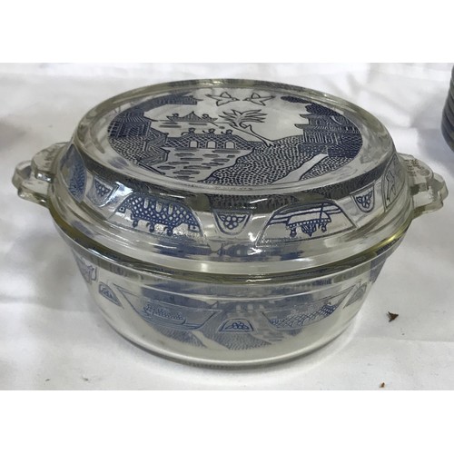 397 - A Pyrex tableware set decorated in Willow Pattern to include 6x large plates 23cm, 6x small plates 1... 