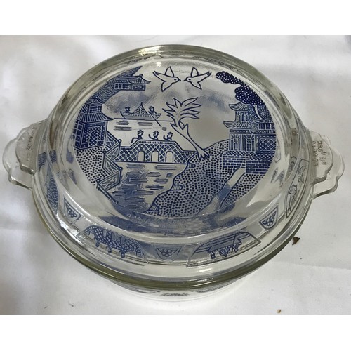 397 - A Pyrex tableware set decorated in Willow Pattern to include 6x large plates 23cm, 6x small plates 1... 