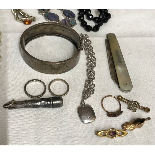 474 - A quantity of costume jewellery to include hallmarked silver bangle, bracelet, 2 x rings, pendant an... 