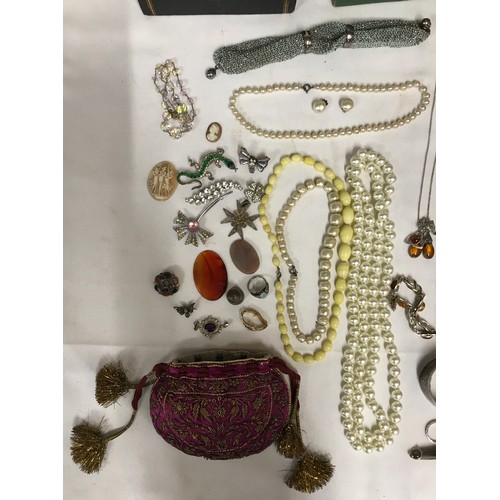 474 - A quantity of costume jewellery to include hallmarked silver bangle, bracelet, 2 x rings, pendant an... 