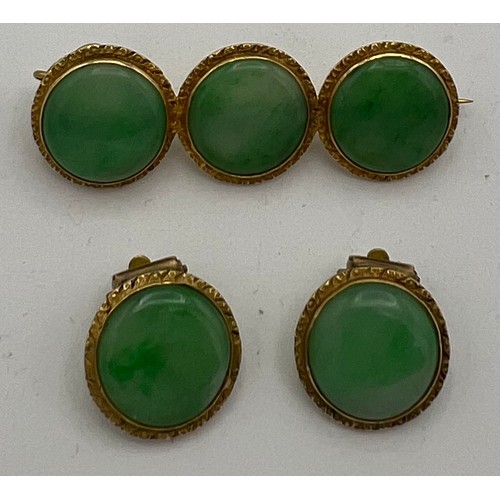 599 - Nine carat gold and green stone brooch with matching clip on earrings. Total weight 11gm. Brooch 4cm... 