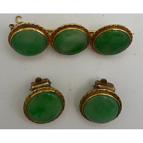 599 - Nine carat gold and green stone brooch with matching clip on earrings. Total weight 11gm. Brooch 4cm... 