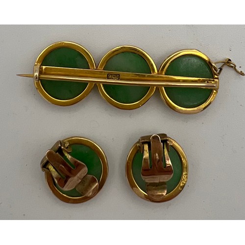 599 - Nine carat gold and green stone brooch with matching clip on earrings. Total weight 11gm. Brooch 4cm... 