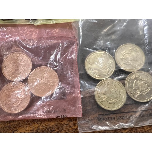 627 - Royal Mint, a collection of old style large two pound coins and 50p's. 54 in total.