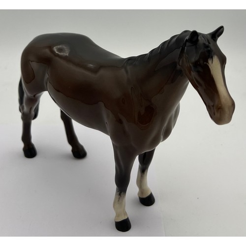 382 - Brown Beswick horse with white flash to face. 17 h 23cm l.