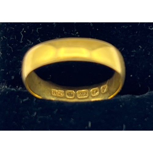 516 - A 22 carat gold wedding ring. Weight 3.5gm.