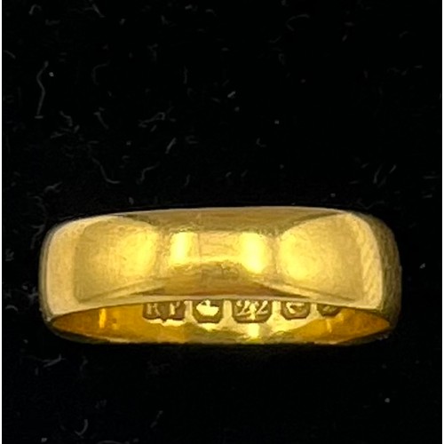 516 - A 22 carat gold wedding ring. Weight 3.5gm.