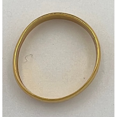 516 - A 22 carat gold wedding ring. Weight 3.5gm.