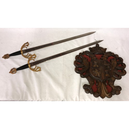 1258 - Spanish coat of arms 47cm x 40cm and two swords 82cm l from Toledo.