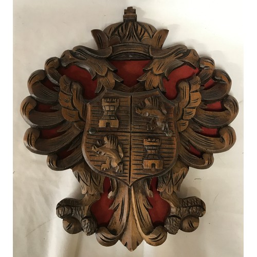 1258 - Spanish coat of arms 47cm x 40cm and two swords 82cm l from Toledo.