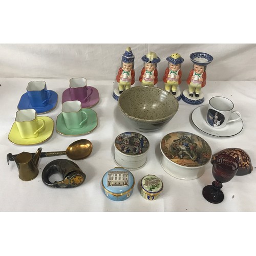 367 - A miscellaneous lot to include a set of four coloured Richard Ginori espresso cups, a speckled potte... 