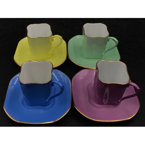 367 - A miscellaneous lot to include a set of four coloured Richard Ginori espresso cups, a speckled potte... 