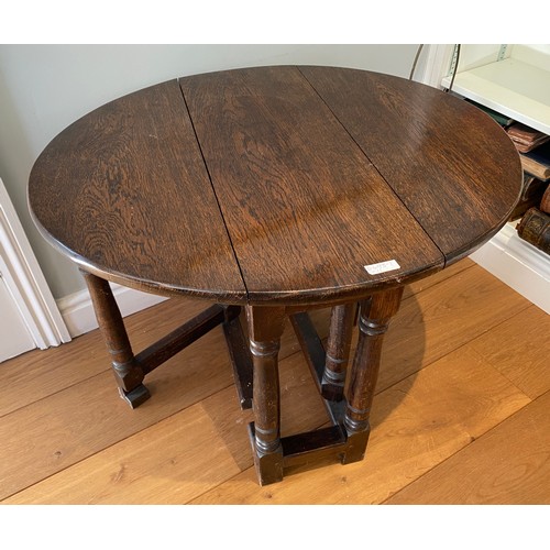 44 - An oak drop leaf side table 71 x 62.5 x 54cm h when extended.