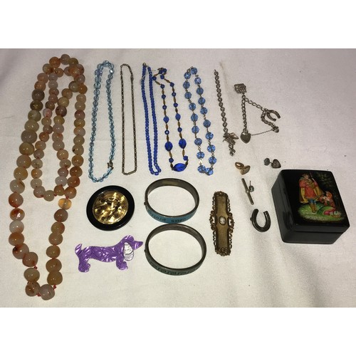 461 - A collection of costume jewellery to include a heavy stone bead necklace, five other necklaces, four... 