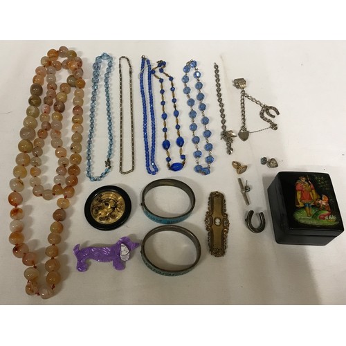 461 - A collection of costume jewellery to include a heavy stone bead necklace, five other necklaces, four... 