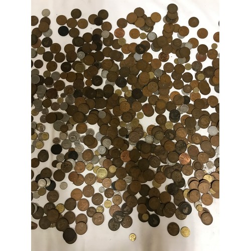 624 - A large collection of world coinage to include Half Crowns, Churchill, French, American, Victoria 18... 