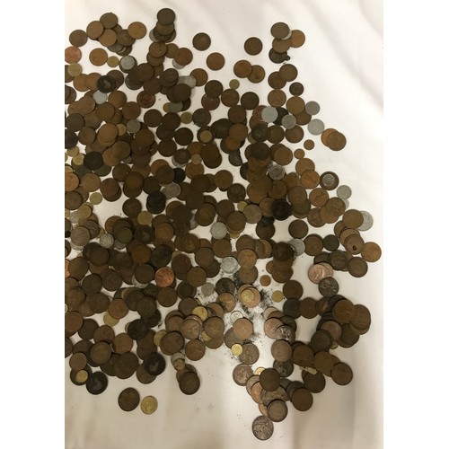 624 - A large collection of world coinage to include Half Crowns, Churchill, French, American, Victoria 18... 