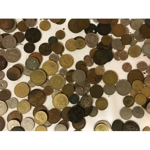 624 - A large collection of world coinage to include Half Crowns, Churchill, French, American, Victoria 18... 