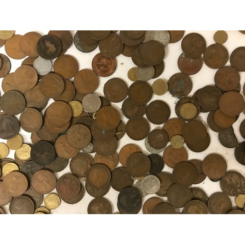 624 - A large collection of world coinage to include Half Crowns, Churchill, French, American, Victoria 18... 