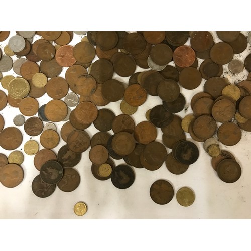 624 - A large collection of world coinage to include Half Crowns, Churchill, French, American, Victoria 18... 