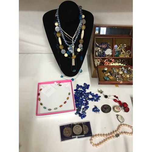 464 - A selection of costume jewellery to include necklaces, earrings, brooches etc along with a collectio... 