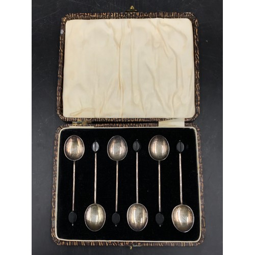 713 - A cased set of six silver bean handle coffee spoons, by William Suckling, Birmingham 1927, total wei... 