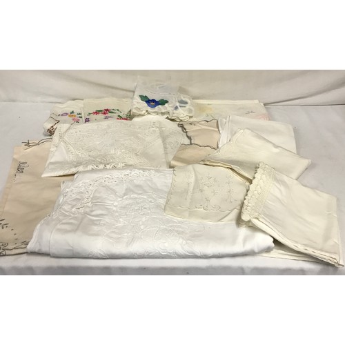 938 - A collection of linen to include a pair of pillow cases with lace embellishment, a lace table runner... 