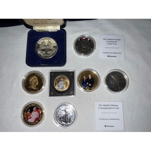 633 - A collection of coins to include Britannia 2015 two pound coin fine silver, Diamond Jubilee 50 pence... 