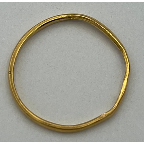 609 - Wedding band tests as 22 carat gold. 1.3gm.