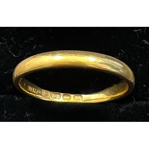 492 - A 22 carat gold wedding band. Weight 3g. Size O.