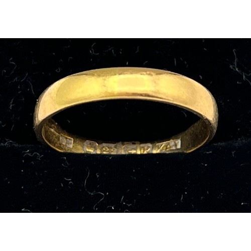 520 - Twenty two carat gold wedding band. Weight 4.7g. Size W.