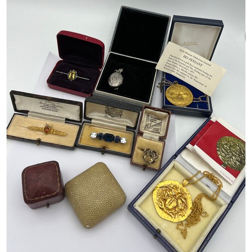 462 - Vintage jewellery and boxes to include silver locket, ring, British museum pendant, brooch with plat... 