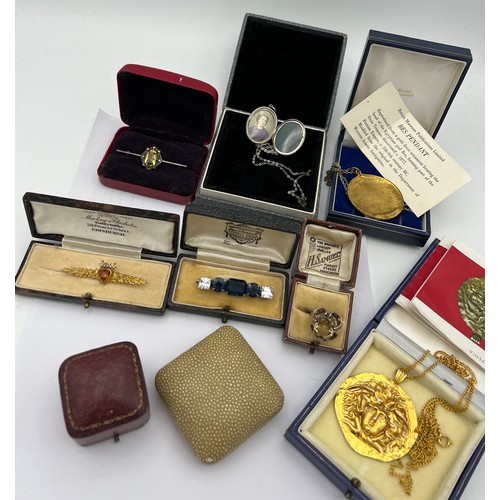 462 - Vintage jewellery and boxes to include silver locket, ring, British museum pendant, brooch with plat... 