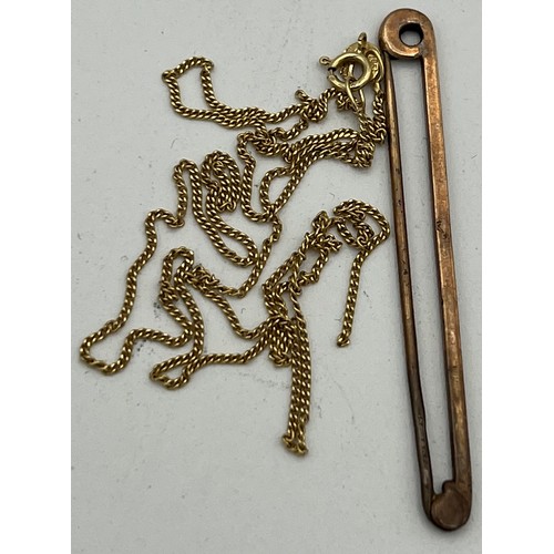 490 - Nine carat gold to include bar brooch and broken chain. Total weight 2.8g.