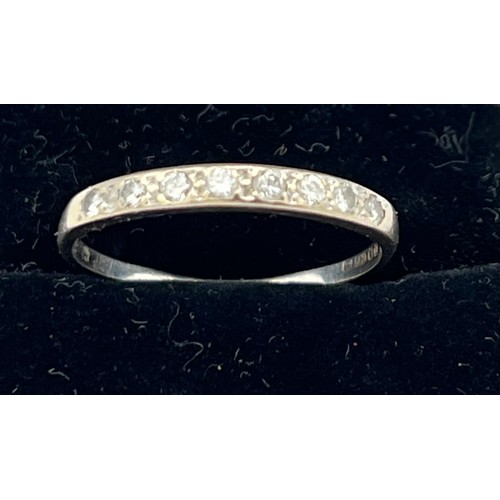 522 - An 18 carat diamond set ring, size W. Weight 2.1g.