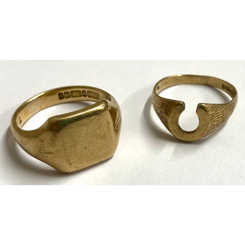 547A - Two 9ct gold rings to include a gent's signet ring size Q/R and a horseshoe ring size L. Total weigh... 